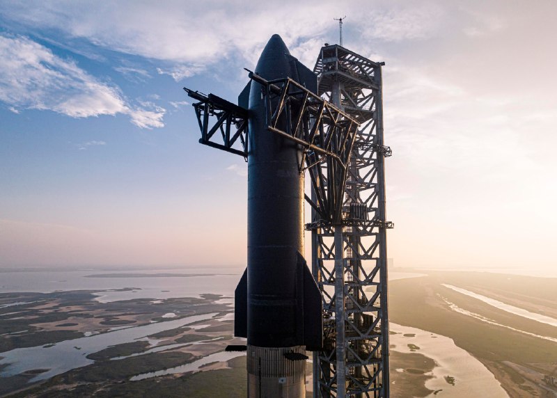 马斯克称SpaceX将首次尝试捕获星舰及其助推器马斯克表示，SpaceX计划下月首次尝试同时捕获星舰及其助推器，目标是实现整个轨道发射系统回收
