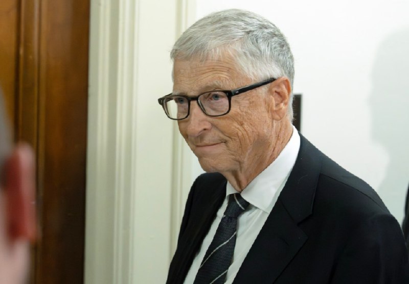 微软总裁史密斯、比尔·盖茨呼吁加强人工智能监管微软总裁布拉德·史密斯和创始人比尔·盖茨近日分别呼吁加强人工智能监管，认为企业自我监管不足，需建立全球安全规则、设置紧急制动装置并明确失控AI造成损害的法律责任