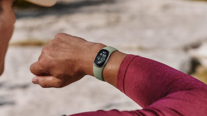 谷歌宣布推出Fitbit Edge，定位介于Pixel Watch 5和Fitbit Air之间Google发布Fitbit Edge健身追踪器，定位介于Pixel Watch 5与Fitbit Air之间，配备1.34英寸OLED屏、GPS、ECG及血氧传感器，续航最长约7天，售价180美元，10月27日出货