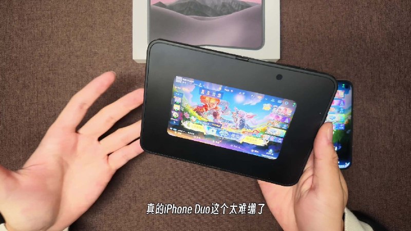 iPhone Duo内屏运行手游暂不支持全屏显示，黑边被吐槽为“公摊广告位”腾讯《王者荣耀》和米哈游《原神》暂未适配苹果iPhone Duo内屏，玩家游玩时无法全屏显示并出现黑边