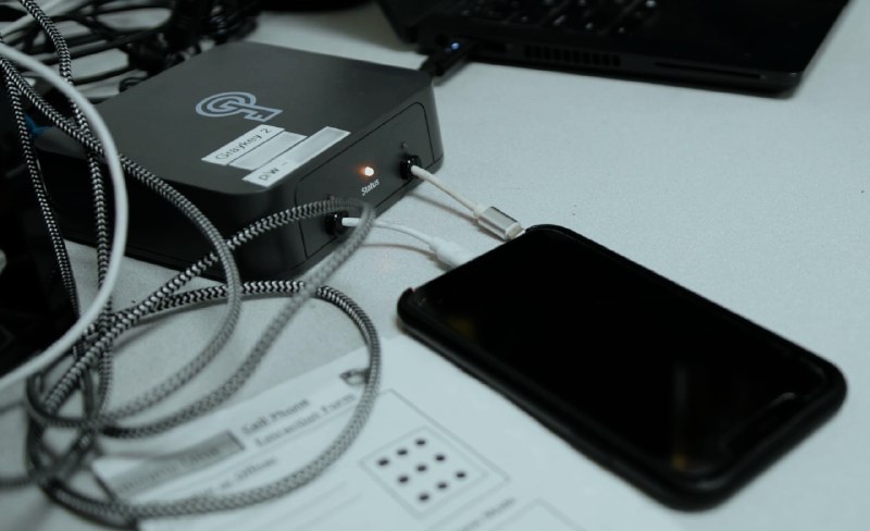 泄露视频称警方可绕过iPhone自动重启机制，进入锁定手机Magnet Forensics据泄露视频称，其GrayKey Preserve设备和Evidence Preservation Mode可绕过iPhone闲置72小时自动重启，保留解锁后的数据状态并关闭无线通信，帮助执法部门获取敏感信息