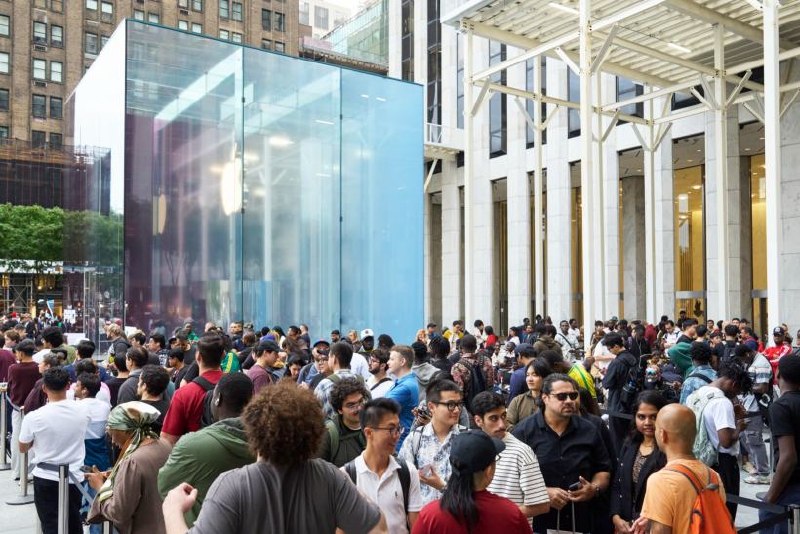 iPhone 18 Pro/Max全球发售，特努斯出席苹果第五大道店首发活动苹果在全球多地Apple Store线下发售iPhone 18 Pro和iPhone 18 Pro Max，首席执行官约翰·特努斯等高管现身纽约第五大道店接待顾客