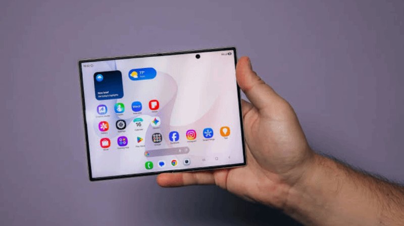 苹果首款折叠屏发布后，竞品三星却大卖，价格便宜近5000元苹果首款折叠屏手机iPhone Duo因起售价较高、正式发货需等至10月下旬，部分消费者转而购买三星Galaxy Z Fold 8，带动三星折叠屏手机近期销量增长