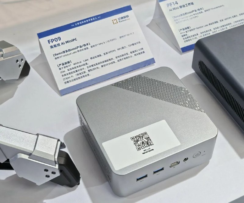 亿道首发JX200双卡液冷AI工作站：20.4升机身、240毫米一体式水冷亿道在英特尔技术创新与产业生态大会上首发JX200双卡液冷AI工作站，采用20.4L机身，可容纳两张配备32GB显存的英特尔Arc Pro B70显卡，并搭载支持168W性能释放的240规格一体式液冷