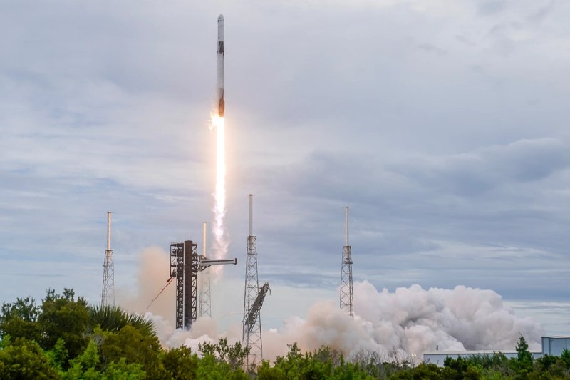 美太空军“有点慌”：SpaceX退役猎鹰9号为“星舰”让路SpaceX正逐步退役猎鹰9号、转向星舰，但星舰的卫星部署方式和货舱设计与多数军用卫星不兼容，可能造成美国太空军发射瓶颈