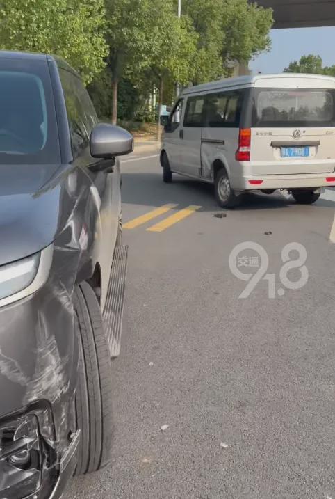 小鹏新车智能驾驶突然失控猛打方向撞车，车主：毫无预兆武汉一名车主称，其新购小鹏GX在开启NGP辅助驾驶并完成转弯后，车辆突然向左猛打方向掉头，与对向面包车相撞，造成约4万元车损
