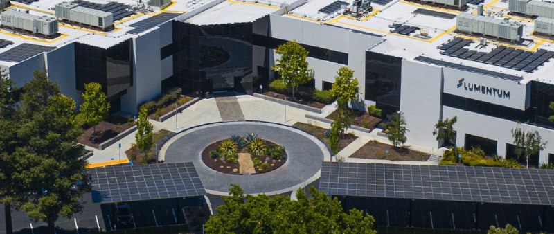 Lumentum称2029年初光学I/O产能已售罄，客户已开始为2030年下单Lumentum首席执行官表示，公司产能已售罄至2029年初，客户正预订2030年供应；部分产品明年只能满足约30%的需求，2028年供应缺口也达三成
