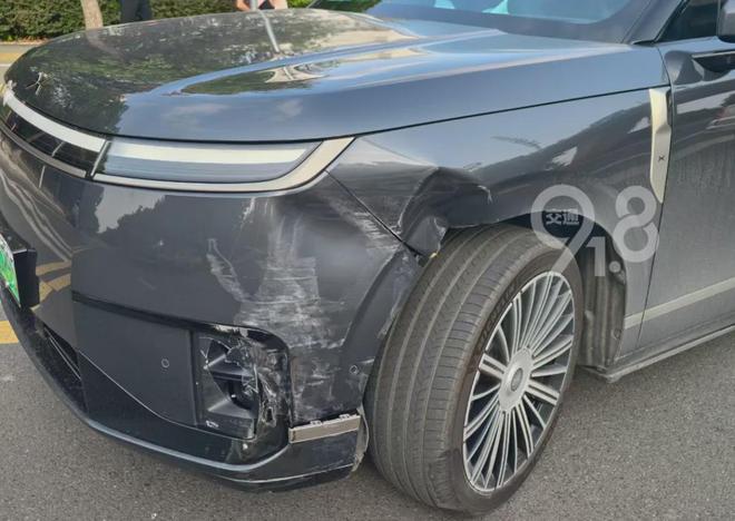 小鹏新车智能驾驶突然失控猛打方向撞车，车主：毫无预兆武汉一名车主称，其新购小鹏GX在开启NGP辅助驾驶并完成转弯后，车辆突然向左猛打方向掉头，与对向面包车相撞，造成约4万元车损