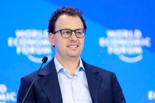AI模型能否实现自主改进能力？领先实验室称这一情景已接近Anthropic、OpenAI等AI实验室正逐步推进递归自我改进，让模型参与研发下一代模型，但目前仍需人类监督
