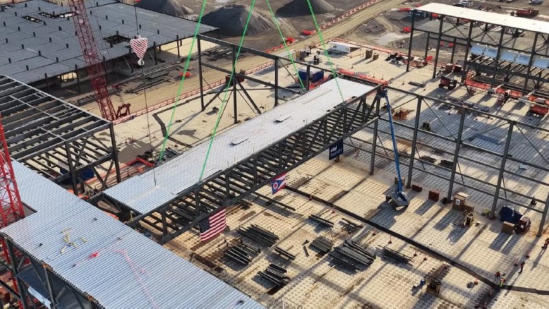英特尔美国多地产能建设推进，亚利桑那Fab 62预计2028年底投产英特尔表示，美国多地产能建设持续推进：亚利桑那州Fab 62晶圆厂已进入全面建设和设备安装阶段，预计2028年底投运；俄亥俄州首座晶圆厂已安装首个大型结构桁架，公司还在加州圣克拉拉兴建新的掩模制造厂