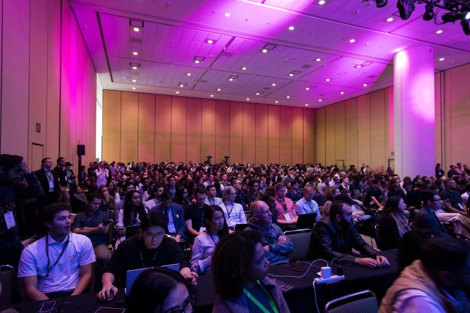 开放还是封闭的AI？TechCrunch Disrupt上的创始人如何选择构建基础TechCrunch Disrupt 2026将围绕多模型应用、开放与专有模型、AI栈自建或定制，以及AI辅助芯片设计等议题安排多场讨论，帮助创业者权衡成本、性能、灵活性、控制权与基础设施选择