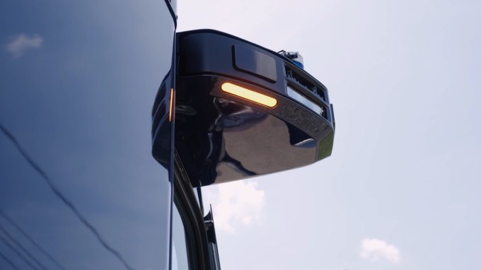 TechCrunch Mobility：自动驾驶卡车扫清一道障碍美国联邦汽车运输安全管理局批准为期五年的豁免，允许Aurora、Kodiak等自动驾驶卡车企业用驾驶室安装的警示灯替代道路反光三角牌，以解决无人驾驶车辆故障停车时无法由司机放置警示设备的问题，推动自动驾驶货运商业化