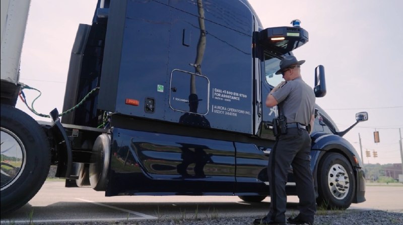 TechCrunch Mobility：自动驾驶卡车扫清一道障碍美国联邦汽车运输安全管理局批准为期五年的豁免，允许Aurora、Kodiak等自动驾驶卡车企业用驾驶室安装的警示灯替代道路反光三角牌，以解决无人驾驶车辆故障停车时无法由司机放置警示设备的问题，推动自动驾驶货运商业化