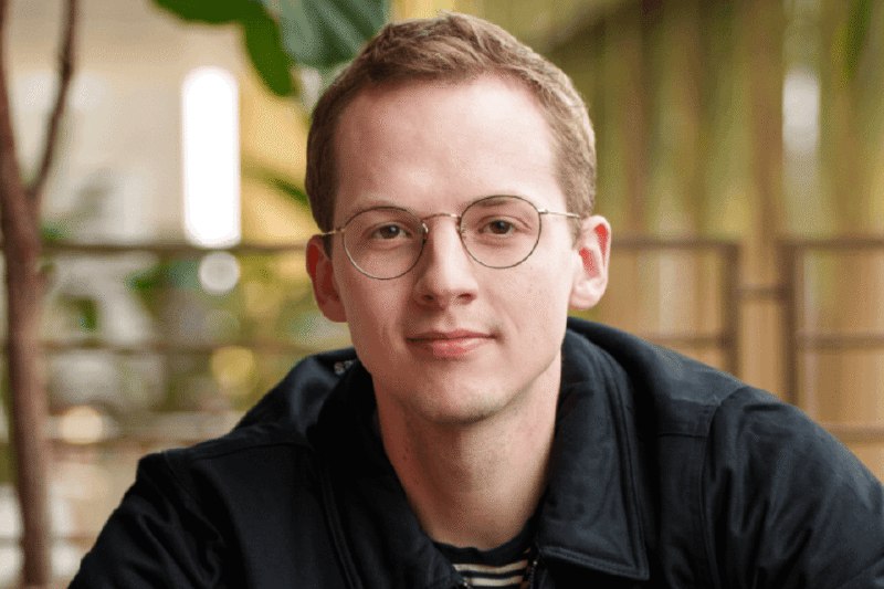 关停半年后，OpenAI或将复活Sora据The Information报道，OpenAI正与由Sora前研究负责人Bill Peebles、好莱坞制片人Jeffrey Katzenberg及前Dropbox高管Sujay Jaswa创办的AI视频初创公司谈判，拟授权其使用Sora技术，面向电影制作开发商业软件；交易尚未敲定，模型权重和访问权限等细节未明确