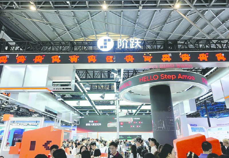 同一批巨头对阶跃“开窗”、对豆包关门，智能体手机距离大众换机还有多远？阶跃星辰在上海发布智能体手机STEPX Neo，售价3999元，搭载Step AOS、个人智能体Amoo及双屏系统，已接入支付宝、腾讯、滴滴、携程等生态服务，支持语音调用应用完成外卖等任务