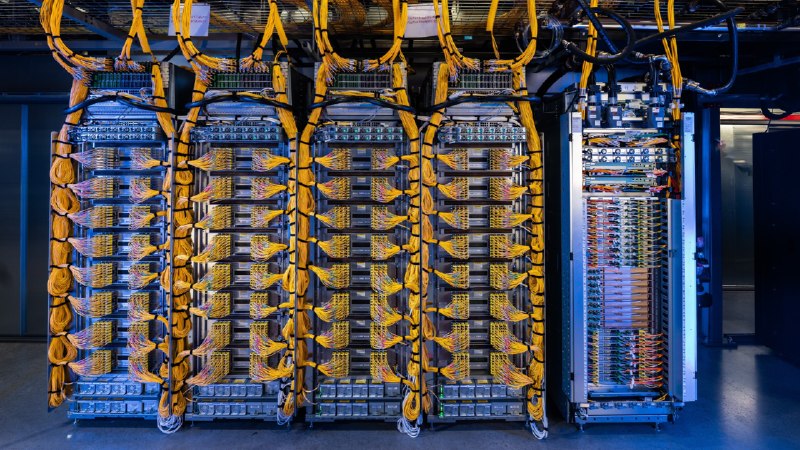谷歌 Google Cloud 计划部署至多 96 万块英伟达 Vera Rubin 平台 GPUGoogle Cloud宣布计划将基于英伟达Vera Rubin平台的基础设施扩展至多个算力站点，最多部署96万个Rubin GPU；搭载Vera Rubin NVL72机架系统的A5X实例已上线，预计下月正式推出，并将提供机架级及G4虚拟机机密计算服务