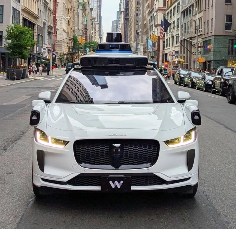 Waymo公布2.71亿英里自动驾驶数据：严重事故比人类驾驶员少95%Waymo称，其Robotaxi在亚特兰大等五座城市累计无人驾驶2.71亿英里，导致重伤或更严重后果事故的概率比人类驾驶员低95%，轻伤事故低82%；行人、骑行者和摩托车相关事故也分别减少93%、86%和82%