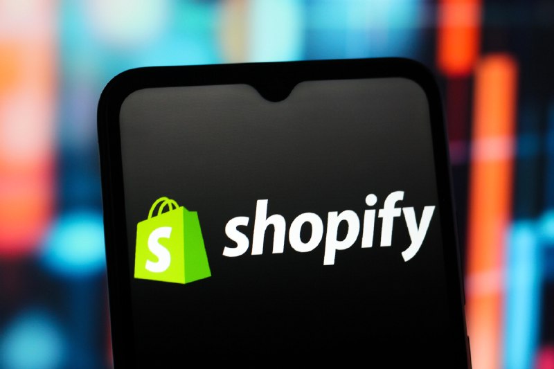 Shopify向更多人工智能代理开放其商品目录Shopify宣布扩大智能体电商功能，允许消费者配置任意AI代理代为浏览并购买商品，接入其目录中的逾十亿条商品信息