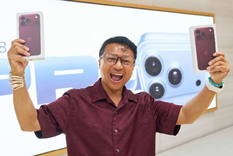 iPhone 18 Pro/Max全球发售，特努斯出席苹果第五大道店首发活动苹果在全球多地Apple Store线下发售iPhone 18 Pro和iPhone 18 Pro Max，首席执行官约翰·特努斯等高管现身纽约第五大道店接待顾客