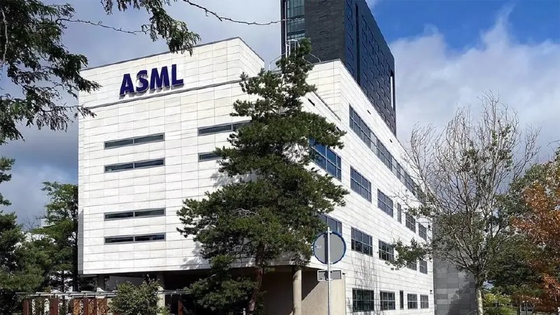 ASML 高管称欧洲本土光刻机销量为零，半导体产业面临掉队风险阿斯麦高管称，公司目前未在欧洲大陆销售芯片制造设备，主因欧洲缺乏新建晶圆厂投资；在美国、中国、印度加大半导体扶持的背景下，欧洲面临产业掉队风险