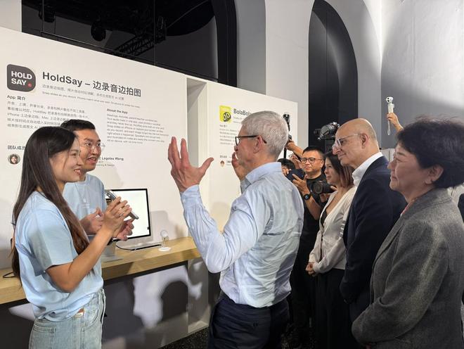库克：Apple Intelligence本月底在中国发布测试版本苹果董事会执行主席蒂姆·库克表示，Apple Intelligence及与阿里千问相关的大模型已获批准，将于10月下旬在中国发布测试版本，首批功能包括实时翻译、书写工具和照片清除工具，但不包含Siri AI