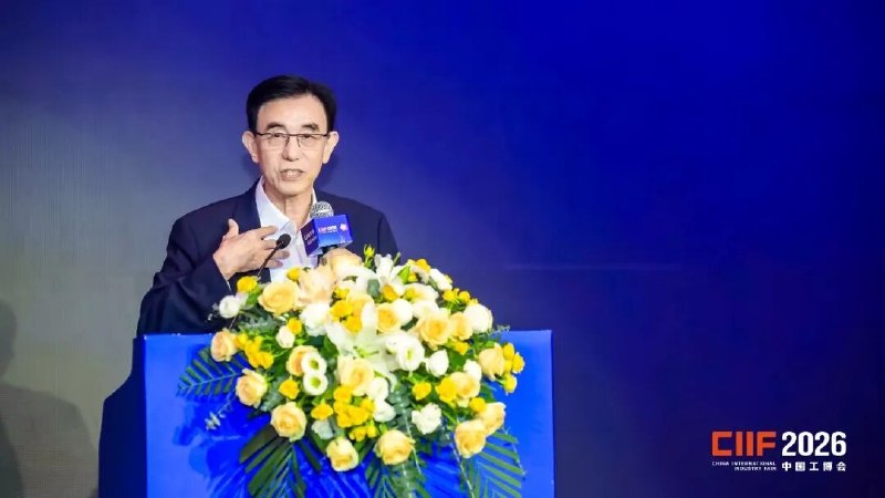 “中国刻蚀机之父”尹志尧提醒半导体设备企业避免散兵游勇式发展中微公司董事长兼总经理尹志尧表示，全球半导体设备市场2025年和2026年预计均增长17%，2027年有望增长22%