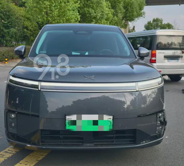 小鹏新车智能驾驶突然失控猛打方向撞车，车主：毫无预兆武汉一名车主称，其新购小鹏GX在开启NGP辅助驾驶并完成转弯后，车辆突然向左猛打方向掉头，与对向面包车相撞，造成约4万元车损