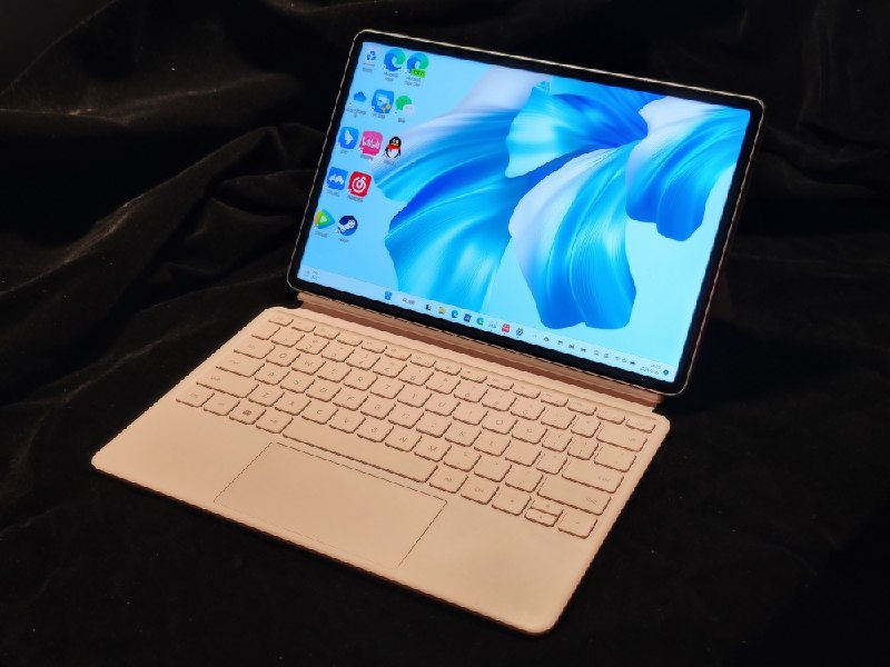 iPad Duo来了！苹果第二款折叠屏曝光，又要致敬华为数码博主称，苹果正在测试一款类似华为MateBook Fold的巨型折叠平板，展开后尺寸或为18至20英寸，可兼顾平板与笔记本功能