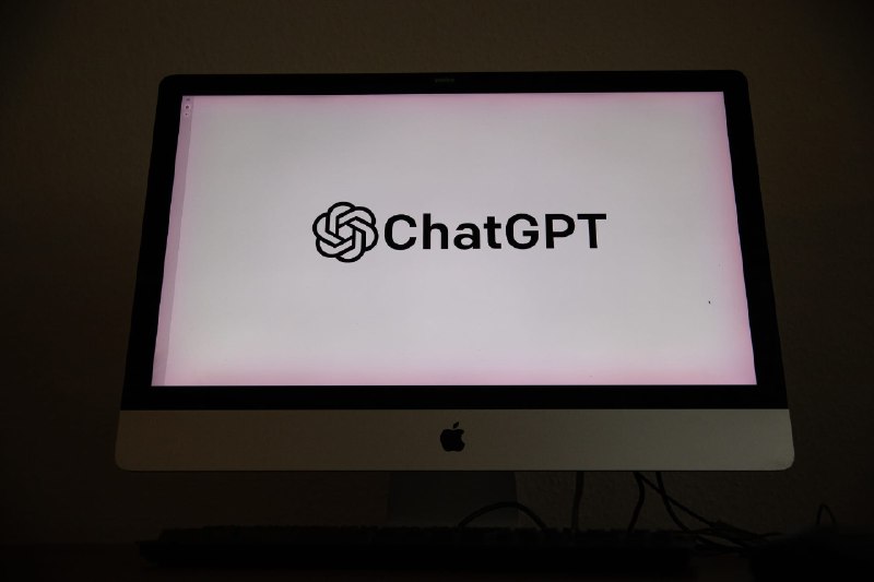 ChatGPT如何根据你的提示词、手机号和邮箱向你定向投放广告404 Media测试发现，OpenAI允许广告主依据用户的邮箱、手机号、安卓广告ID及聊天提示词投放ChatGPT广告