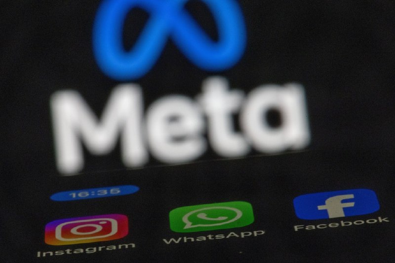 Meta推出新的AI工具，检测暗中引导至儿童性虐待材料的广告Meta称，2026年上半年已处理Facebook和Instagram上3320万条儿童性剥削内容，逾97%由系统主动发现；公司推出大语言模型等AI工具，识别通过看似正常广告将用户引向违法内容的“暗示”行为，并测试平台防护漏洞、追踪被封后回归的账号