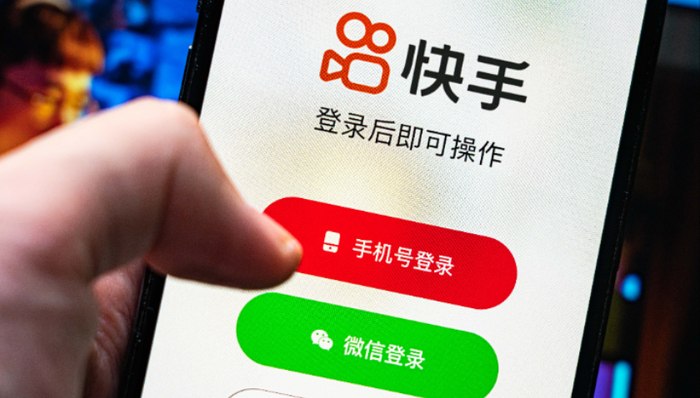 快手处置1700余个AI盗脸、扮穷卖惨等虚假人设违规账号快手响应中央网信办“清朗·整治短视频虚假人设乱象”专项行动，重点整治假扮弱势群体、虚构职业资质、AI仿冒人物、鼓吹奢靡迷信和编造冲突剧情等问题，已处置相关违规短视频2.1万余条、账号1700余个，并永久封禁部分违规账号