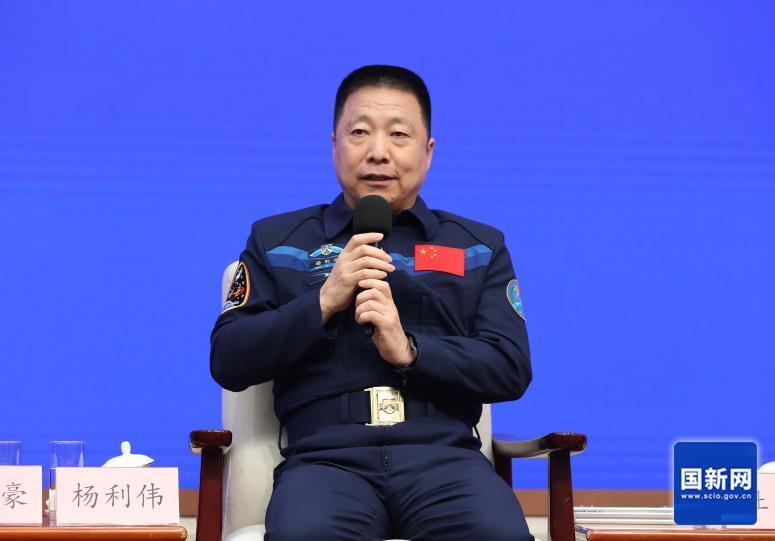 杨利伟：在那一刻，我以为要牺牲了在中国载人航天工程立项34周年之际，杨利伟回忆执行神舟五号任务时遭遇火箭共振，曾以为自己将牺牲；进入太空俯瞰地球后，他深感作为中国人的骄傲，并表示航天员肩负责任与担当