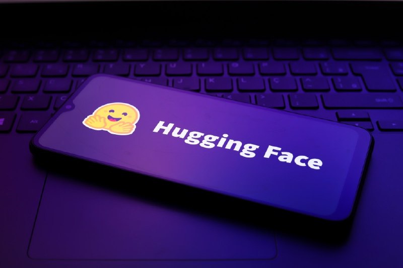 Base Labs与Hugging Face、Goodfire达成开放权重AI安全合作Baseten与Hugging Face、Goodfire AI及旗下研究部门Base Labs合作，计划为开放权重模型开发透明的安全评估与监控标准，以应对可通过“去护栏”技术制造危险模型的问题，并邀请开发者生态参与框架建设