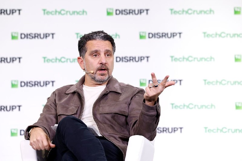 亚马逊设备部门负责人Panos Panay认为，未来AI设备可能取代使用应用的需求亚马逊设备部门负责人帕诺斯·帕奈表示，个人计算未来将转向“环境计算”，由传感器和人工智能在后台理解用户需求，减少对应用的依赖
